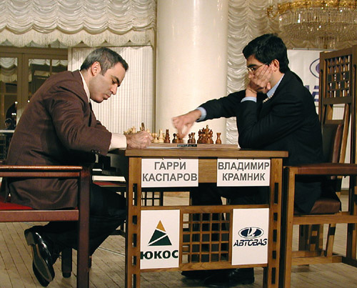 Kasparov εναντίον Kramnik σε αγώνα στη Μόσχα το 2001 ( Πηγή: Wikipedia )