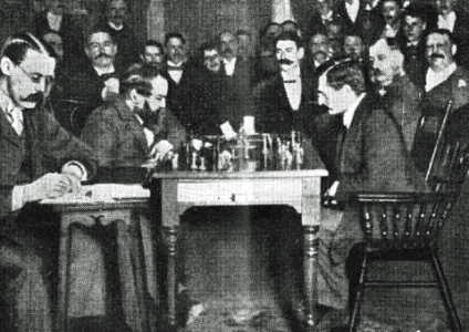 Emanuel Lasker ( δεξιά ) εναντίον Steinitz στο Παγκόσμιο Πρωτάθλημα Σκακιού, Νέα Υόρκη 1894. Πηγή: Wikipedia
