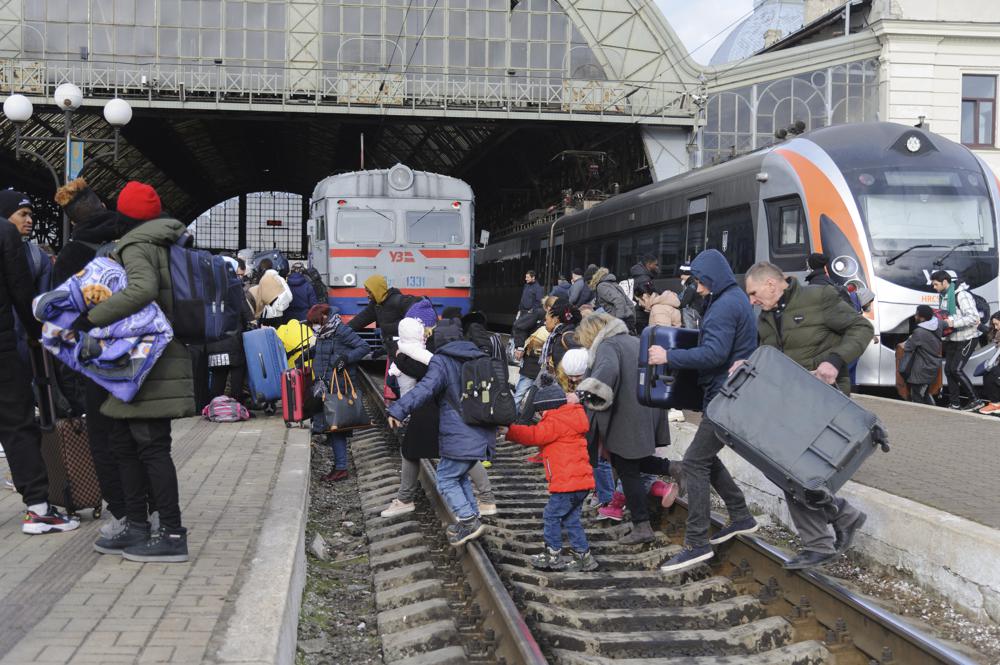 Αναζητώντας τρένο για γειτονικές χώρες στον σταθμό της πόλης Lviv της δυτικής Ουκρανίας (Φωτογραφία: Associated Press - Mykola Tys)