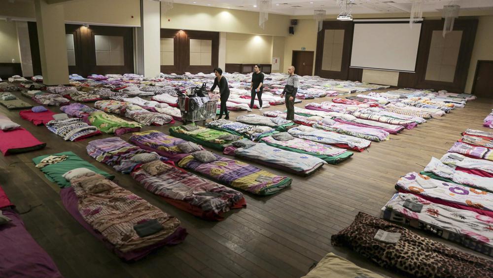 Υπάλληλοι νοσοκομείου και εθελοντές ετοιμάζουν εκατοντάδες κρεβάτια για τους Ουκρανούς πρόσφυγες στην πόλη Rzeszow της Πολωνίας (Φωτογραφία: AP Photo-Visar Kryeziu)