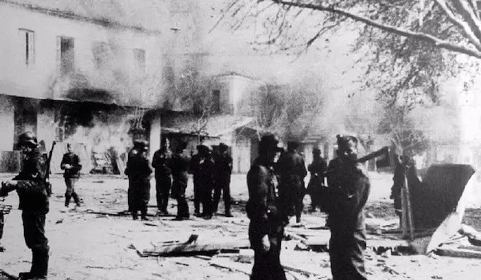 Γερμανοί Στρατιώτες πυρπολούν σπίτια στο Δίστομο, Πηγή: Wikipedia