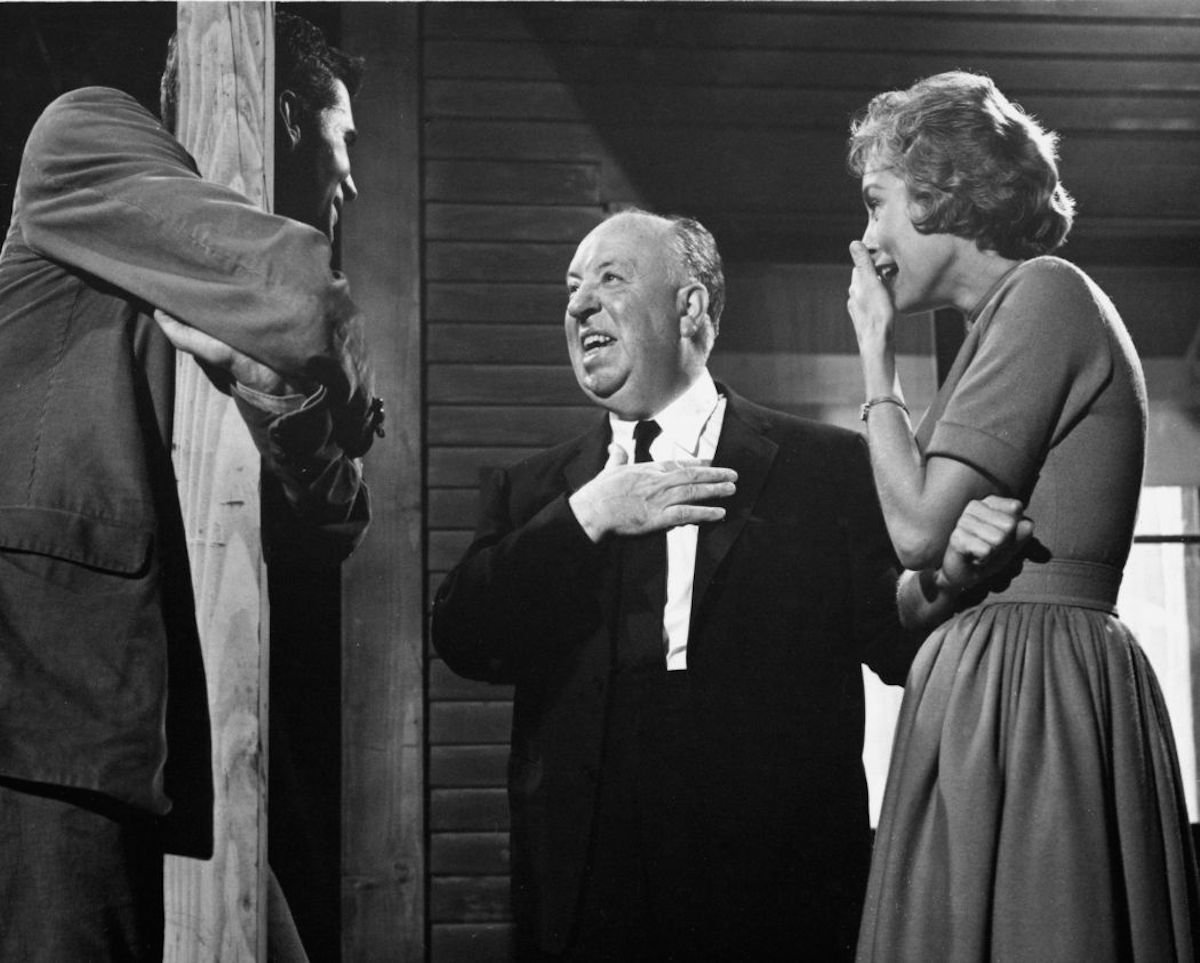 Anthony Perkins, Janet Leigh και Alfred Hitchcock σε στιγμή από τα γυρίσματα (William Creamer - © MPTV - Image courtesy mptvimages.com)