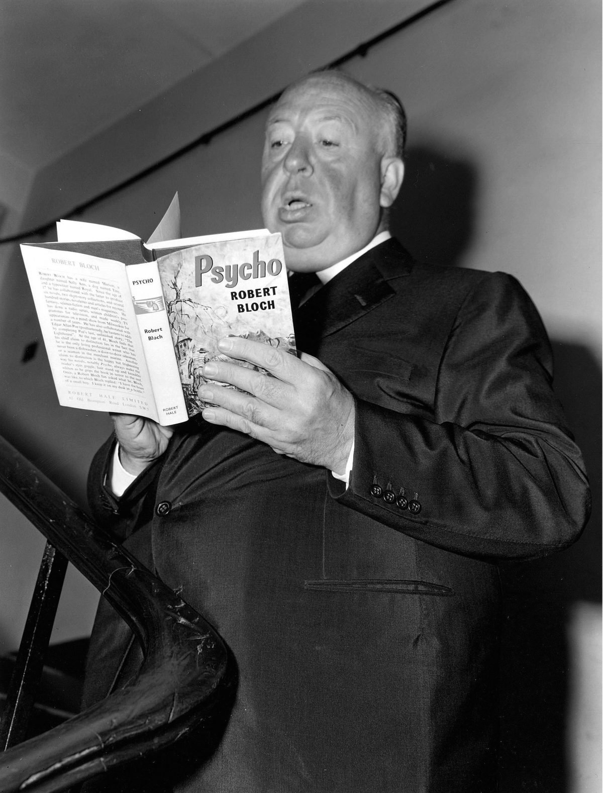 Ο Hitchcock με το βιβλίο του Robert Bloch