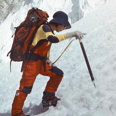 Η Junko Tabei σε σκηνή ορειβασίας στα χιόνια