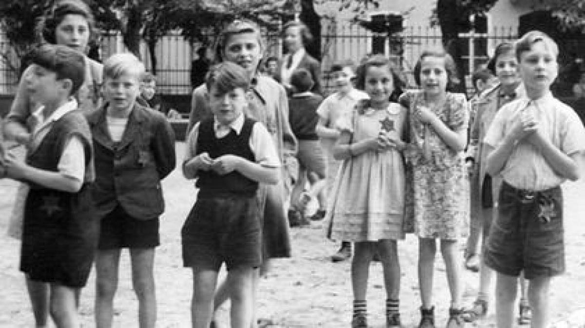 Children_playing_at_Theresienstadt_during_the_Red_Cross_visit