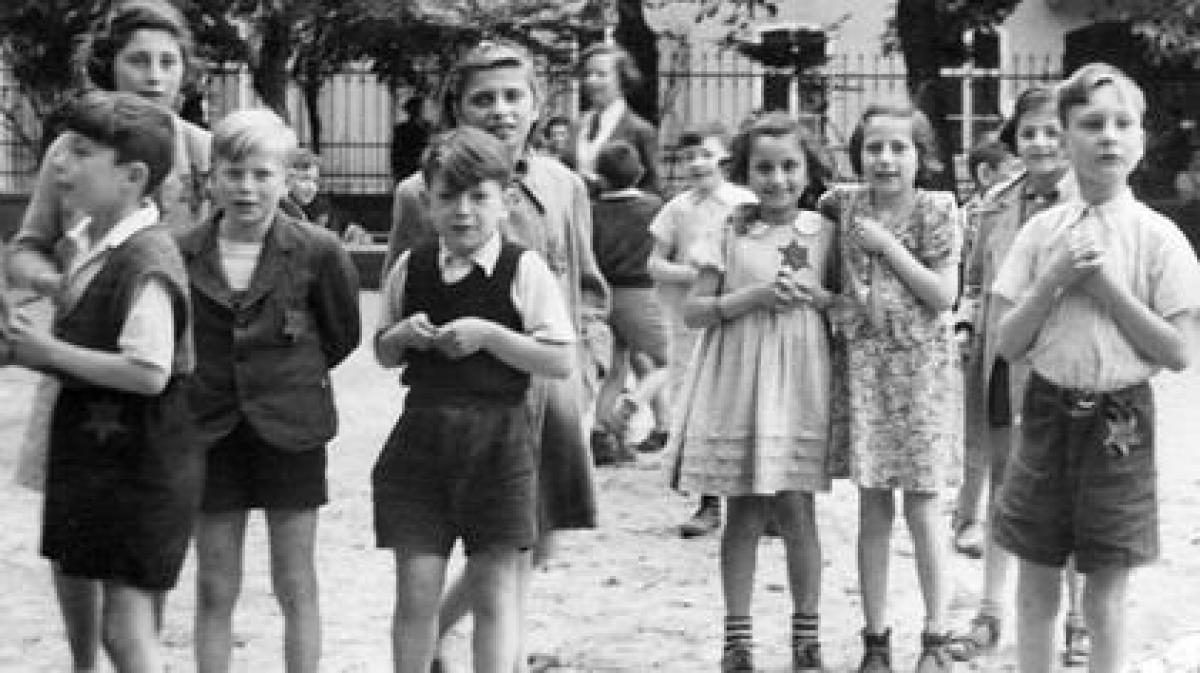 Children_playing_at_Theresienstadt_during_the_Red_Cross_visit