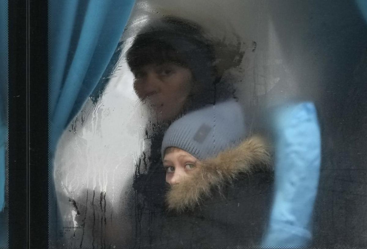 Γυναίκα και παιδί κοιτάζουν από το παράθυρο λεωφορείου, εγκαταλείποντας το Sievierodonetsk της ανατολικής Ουκρανίας. Πηγή:Associated Press