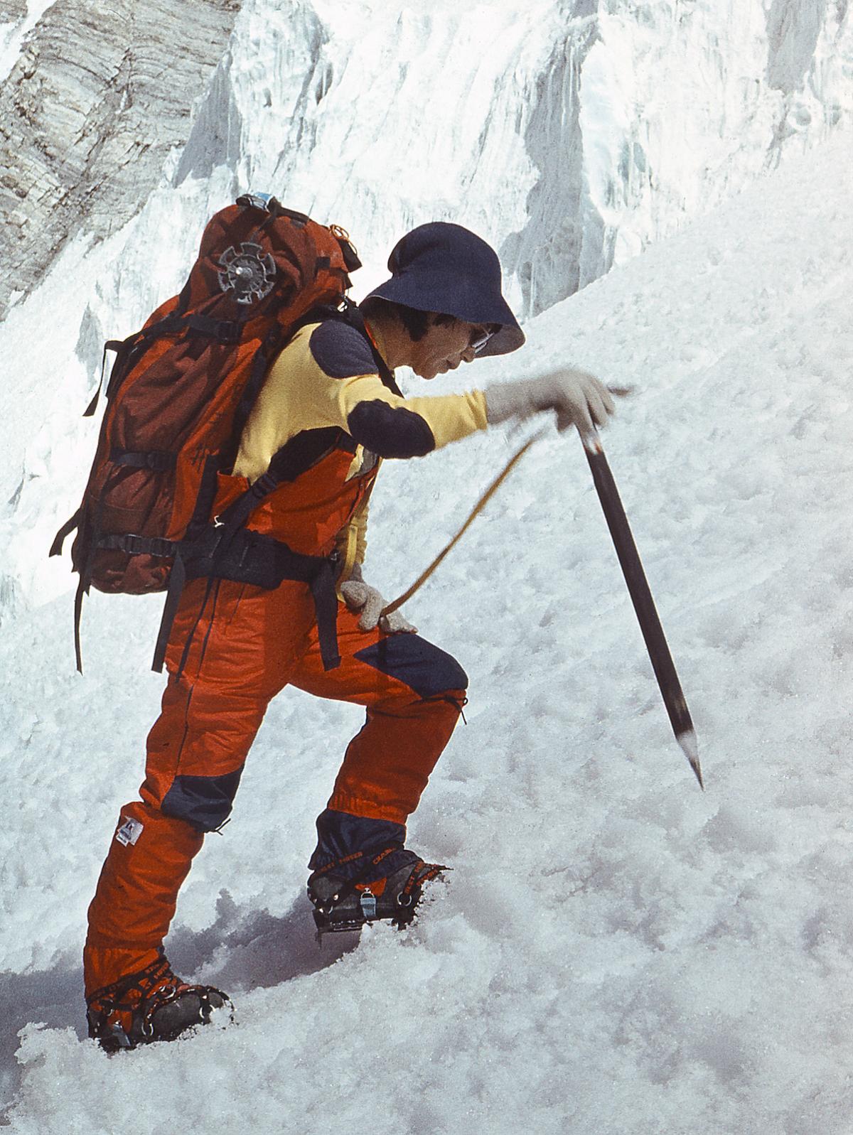Η Junko Tabei σε σκηνή ορειβασίας στα χιόνια